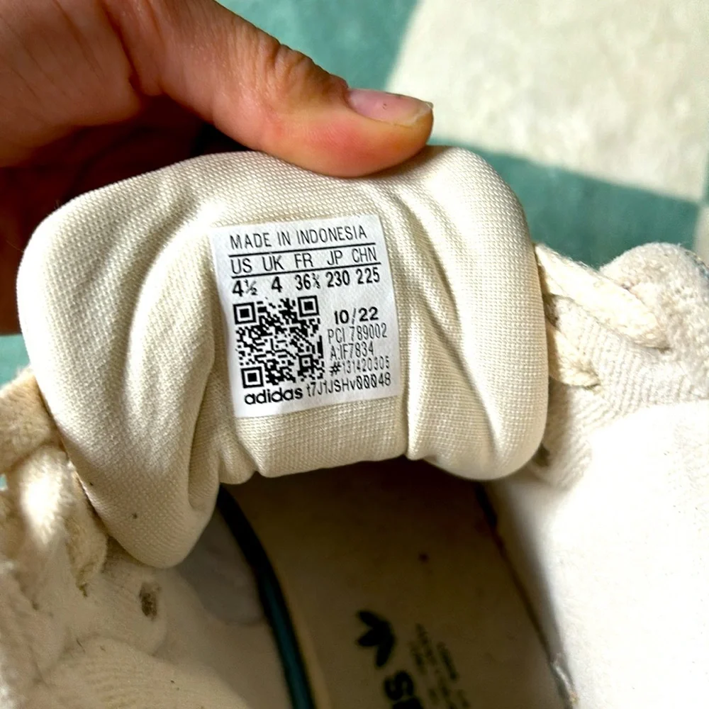 Youth adidas high tops, emerald green, lightly used. See photos for condition. - Picture 2 of 5